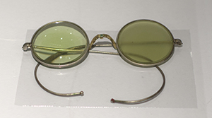モネが晩年白内障の手術後に使用していたメガネ
